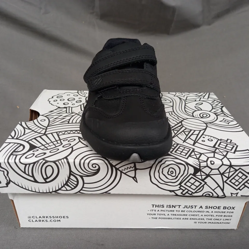 BOXED PAIR OF CLARKS REX STRIDE KIDS SHOES IN BLACK UK SIZE 9.5