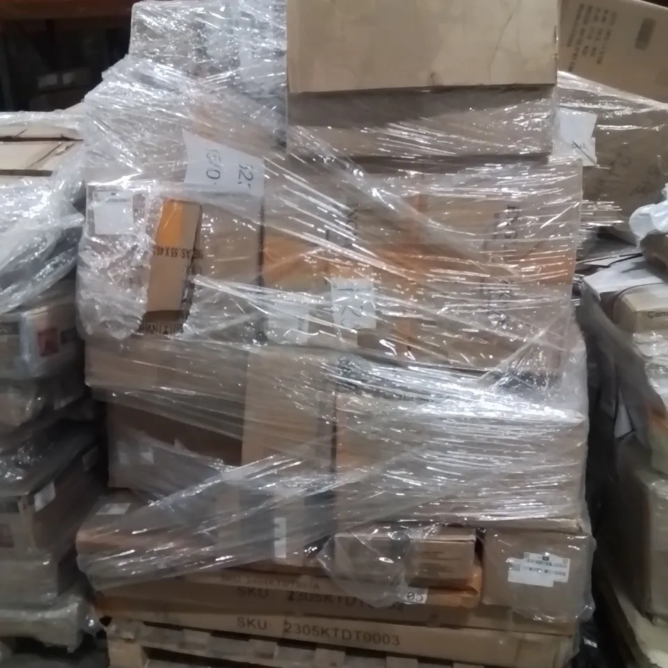 PALLET OF ASSORTED HOUSEHOLD GOODS AND PRODUCTS TO INCLUDE;DESK LAMP,GARDEN LIGHTS,PARTY RINGS LED 