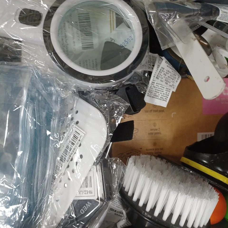 APPROXIMATELY 10 ASSORTED HOUSEHOLD ITEMS TO INCLUDE RAFFLE AND CLOAKROOM TICKETS, LASER PAGE TURNING PEN, ETC