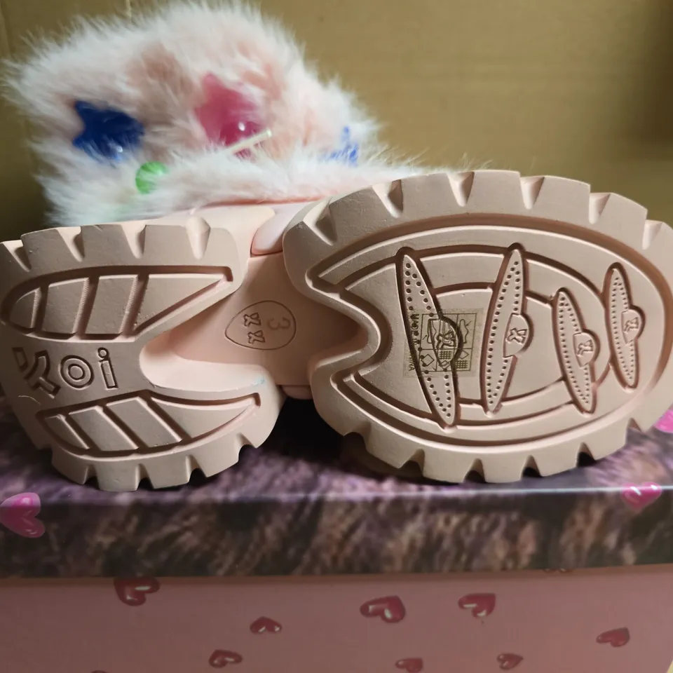 BOXED PAIR OF KOI HAIRY LOLLIPOP SNOW BOOTS - UK SIZE 5