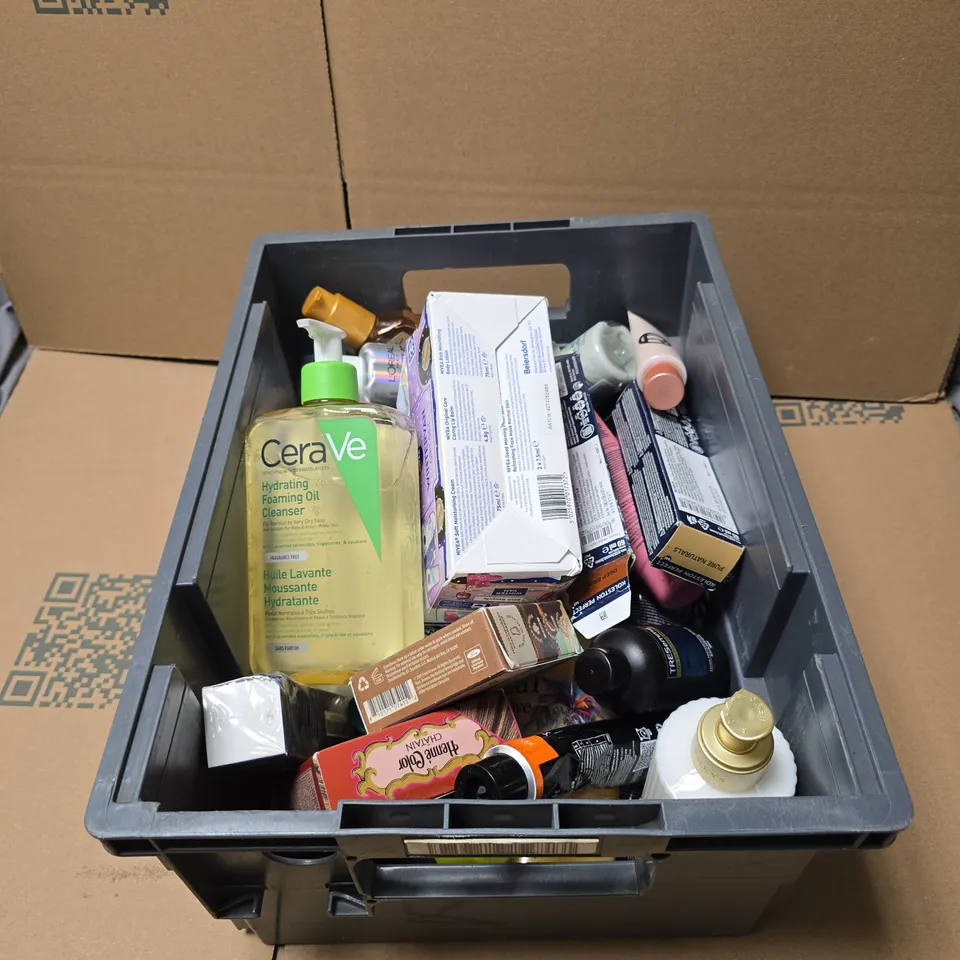 APPROXIMATELY 20 ASSORTED COSMETIC ITEMS TO INCLUDE CERA VE, LOREAL ELVIVE GLOSS, LOREAL ELVIVE HAIR SERUM, TRESEMME, DR SQUATCH ETC