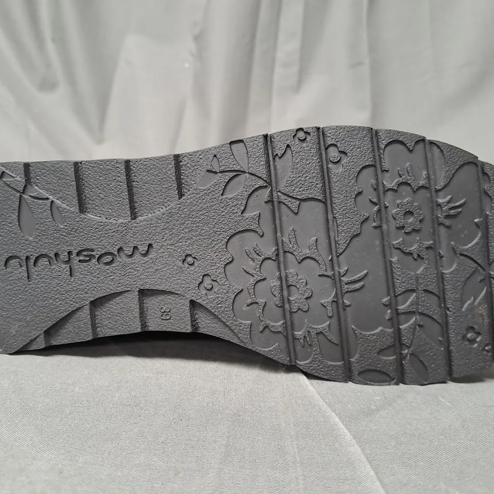 BOXED PAIR OF MOSHULU STARGAZER BOOTS IN BLACK UK SIZE 6