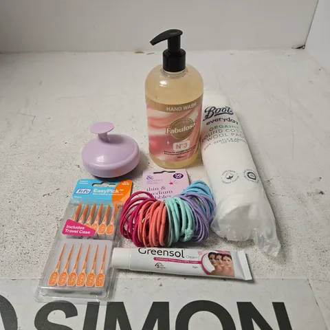 APPROXIMATELY 15 ASSORTED HEALTH & BEAUTY PRODUCTS TO INCLUDE TEPE EASYPICKS, COTTON PADS, GREENSOL CREAM ETC 