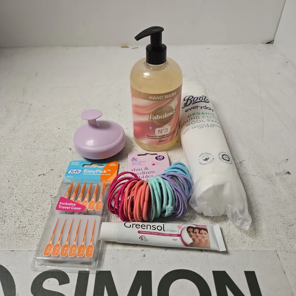 APPROXIMATELY 15 ASSORTED HEALTH & BEAUTY PRODUCTS TO INCLUDE TEPE EASYPICKS, COTTON PADS, GREENSOL CREAM ETC