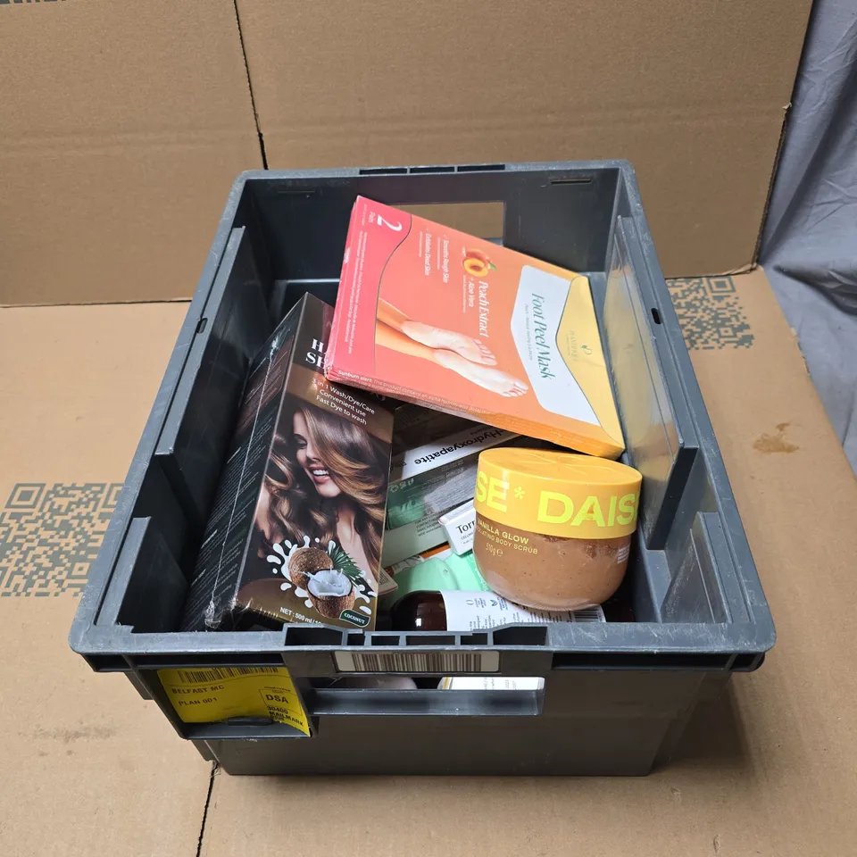 TOTE OF APPROXIMATELY 20 ASSORTED COSMETIC ITEMS TO INCLUDE NEUTROGENA BODY LOTION, DAISE BODY SCRUB, FOOT PEEL MASK ETC