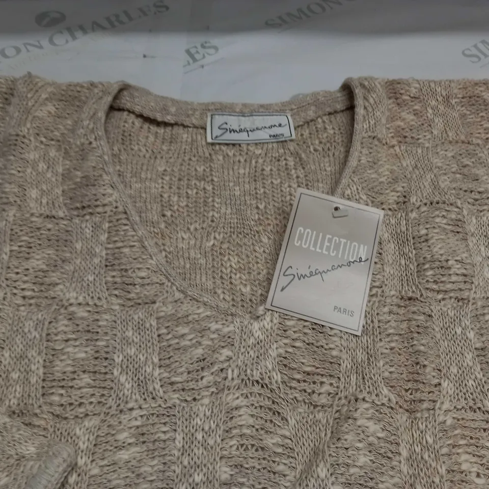 LOT OF APPROXIMATELY 20 V-NECK KNIT JUMPERS IN BEIGE - SIZE UNSPECIFIED