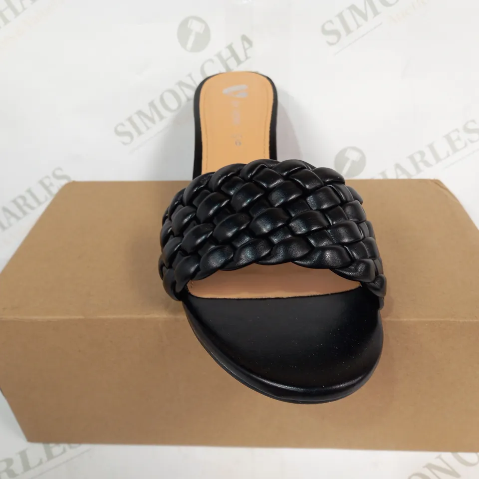 BOXED PAIR OF V BY VERY OPEN TOE BLOCK HEEL SANDALS IN BLACK UK SIZE 6