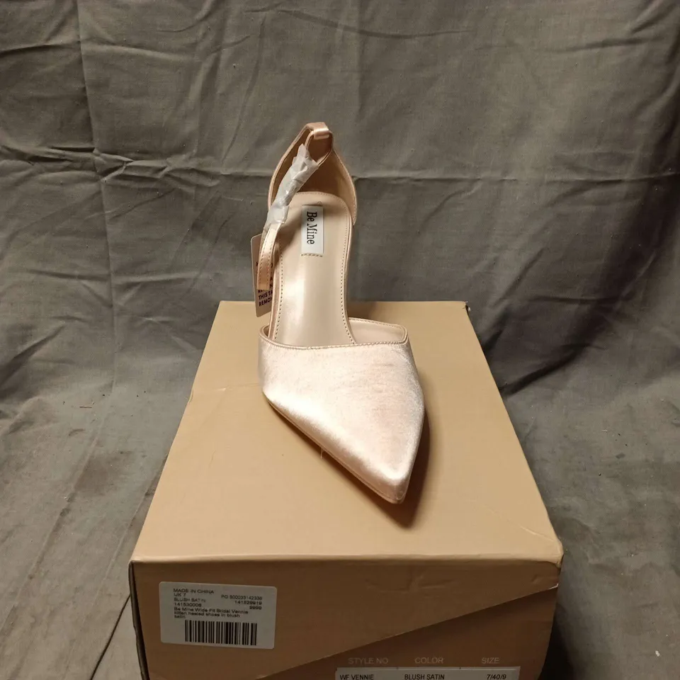 BOXED PAIR OF BE MINE WIDE FIT BRIDAL VENNIE BLUSH SATIN HEELS – UK 7