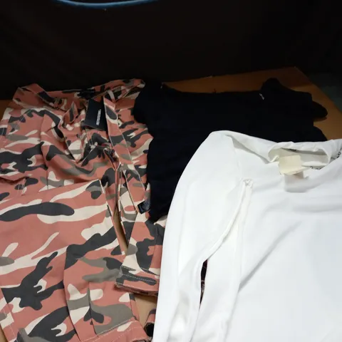 LOT OF APPROX 20 ASSORTED CLOTHING ITEMS VARYING IN SIZE/COLOUR/STYLE TO INCLUDE: TROUSERS, SKIRTS, TOPS