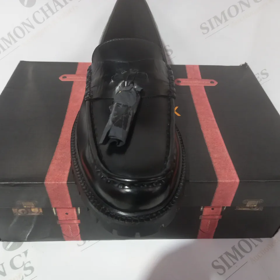 BOXED PAIR OF WALK LONDON CAMPUS TASSEL LOAFERS IN BLACK UK SIZE 9