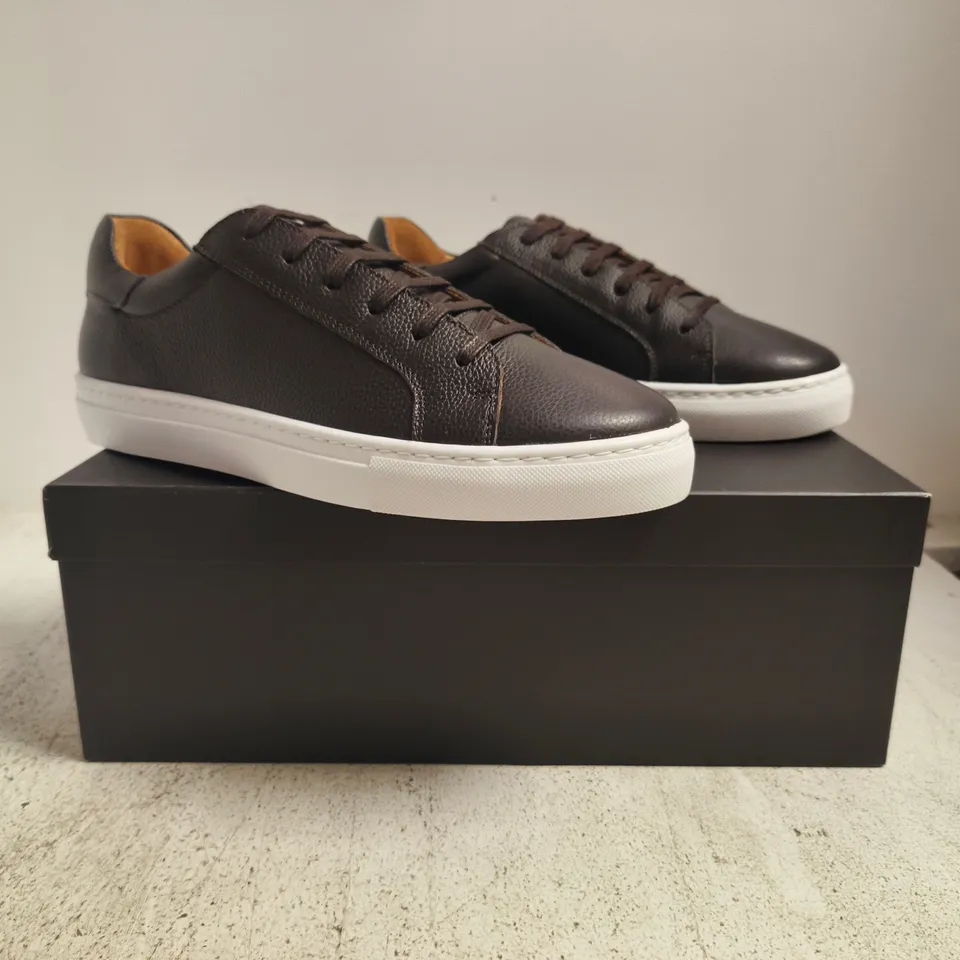 BOXED PAIR OF HAWES & CURTIS NAPPA TENNIS TRAINERS IN CHOCOLATE SIZE 8