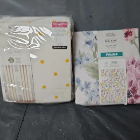 BOX OF APPROXIMATELY 10 ASSORTED BEDDING AND CURTAINS  IN VARIOUS STYLES, SIZES, AND COLOURS TO INCLUDE DUVET SETS AND PILLOWCASES, ETC - COLLECTION ONLY