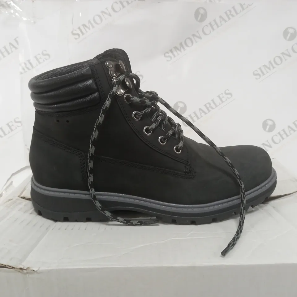 ADESSO BLACK WATERPROOF BOOTS - SIZE 7
