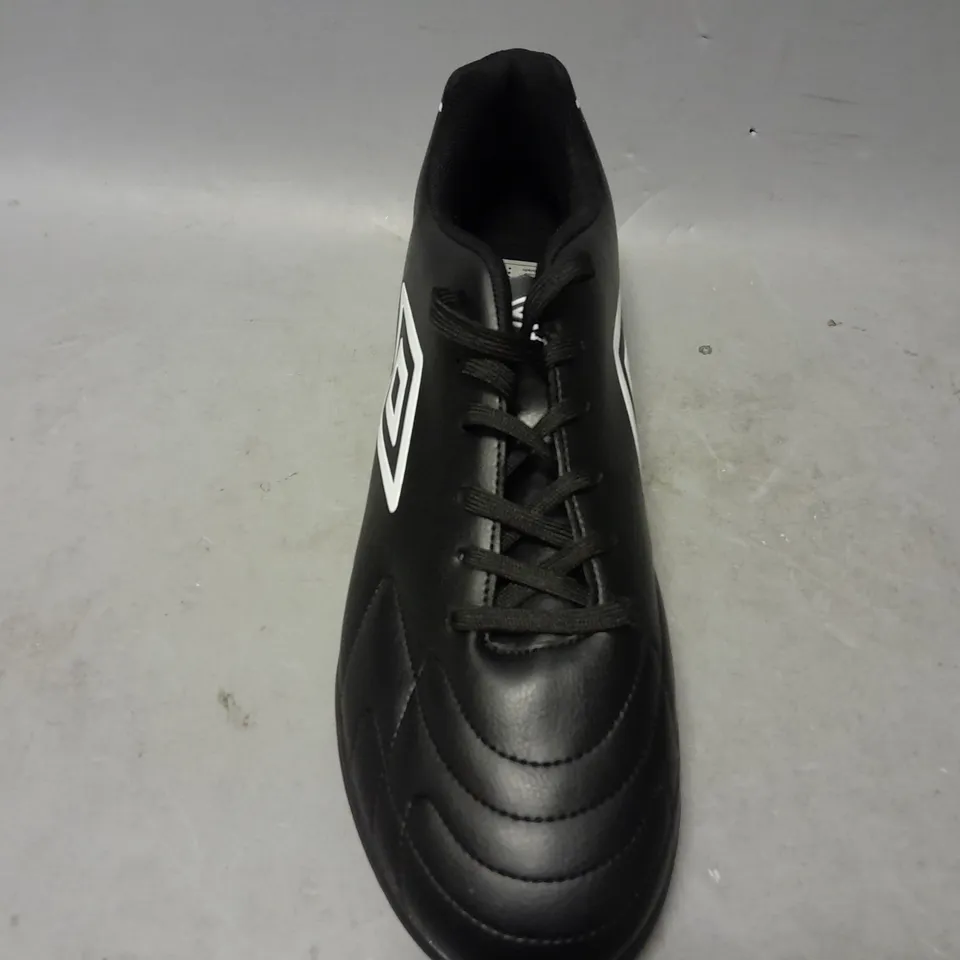 PAIR OF UMBRO ATTACCANTE ASTROTURF FOOTBALL BOOTS IN BLACK - UK 11