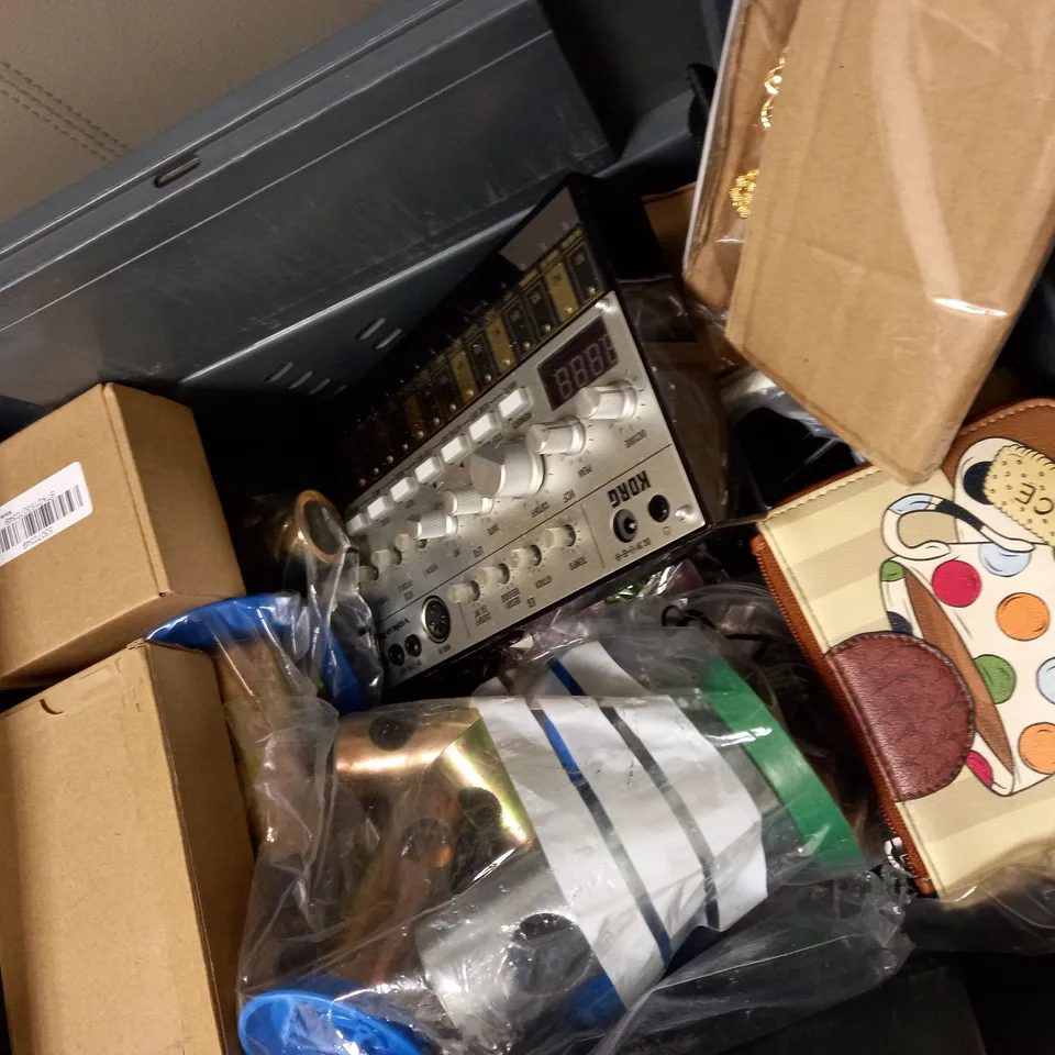 ASSORTED HOUSEHOLD ITEMS 