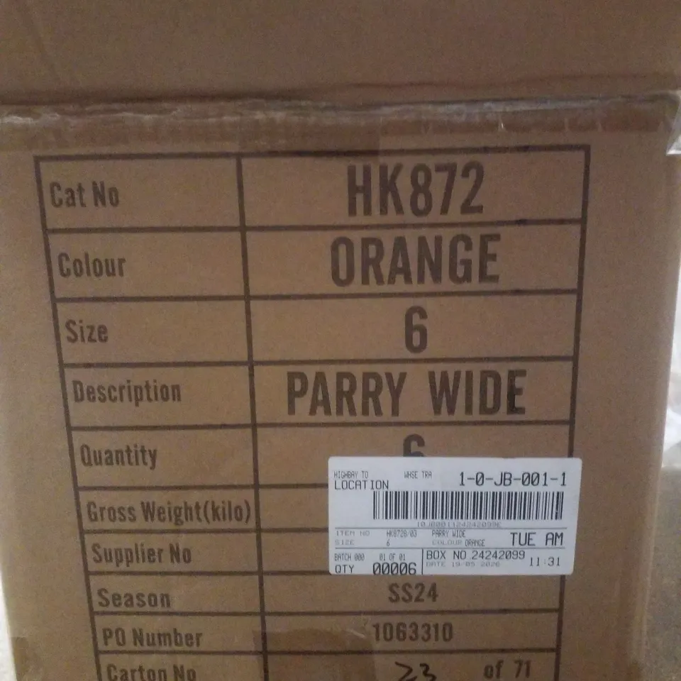 BOX CONTAINING APPROXIMATELY 6 PAIRS OF BRAND NEW SIMPLY BE PARRY WIDE SANDALS - SIZE 6