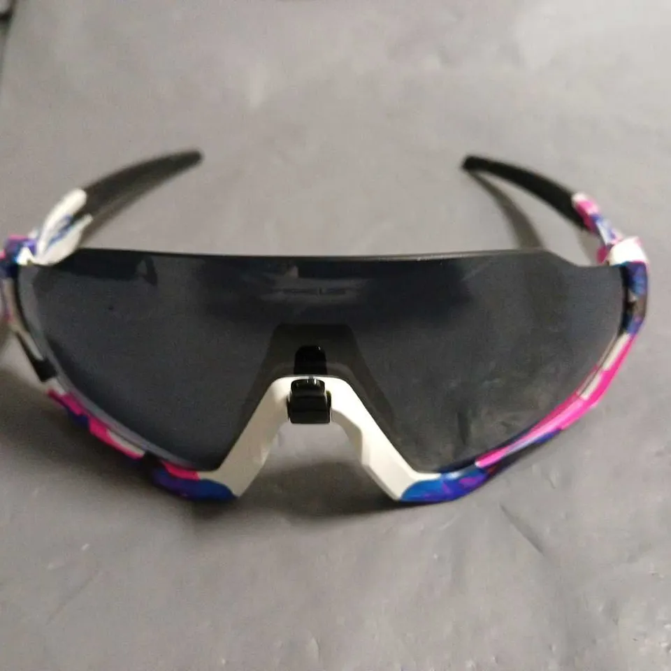 PAIR OF OAKLEY SPORTS STYLE GLASSES IN CASE