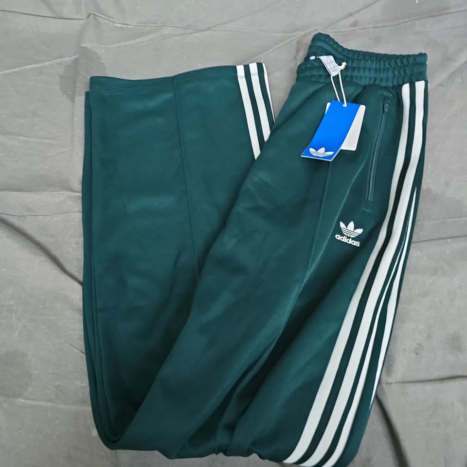 ADIDAS KD4266 CLASSIC TP TRACK PANTS – DARK GREEN WITH WHITE STRIPES (UK M)