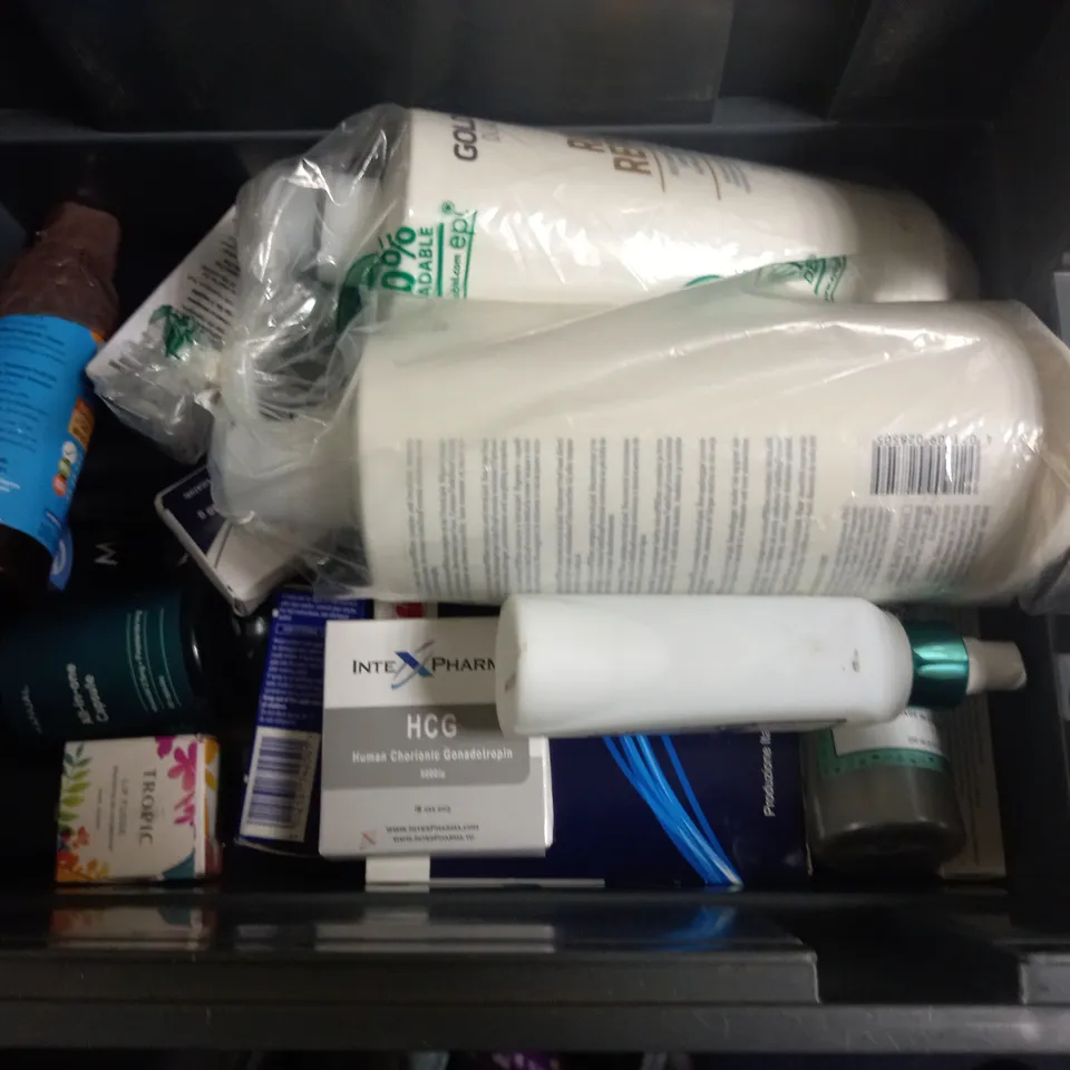BOX OF APPROXIMATELY 20 COSMETIC ITEMS TO INCLUDE - aussie calm the frizz conditioner - elf halo glow liquid filter  ETC 