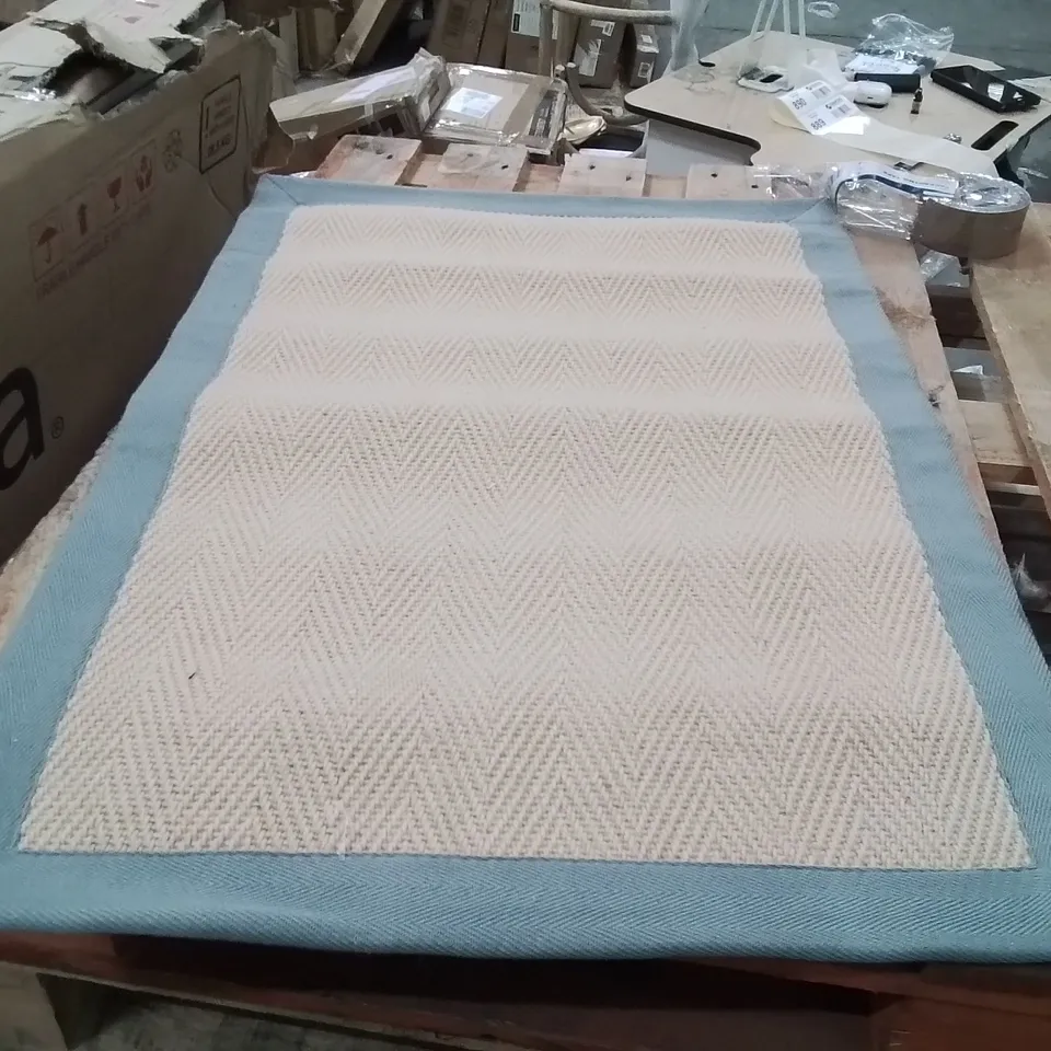 QUALITY DESIGNER AREA RUG - APPROXIMATELY 90X60CM