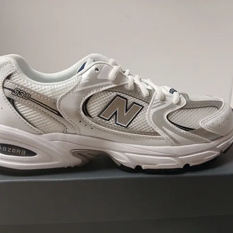 BOXED PAIR OF NEW BALANCE GR530SB1 RUNNING SHOES – WHITE/GRAY, MEN'S UK 5.5 