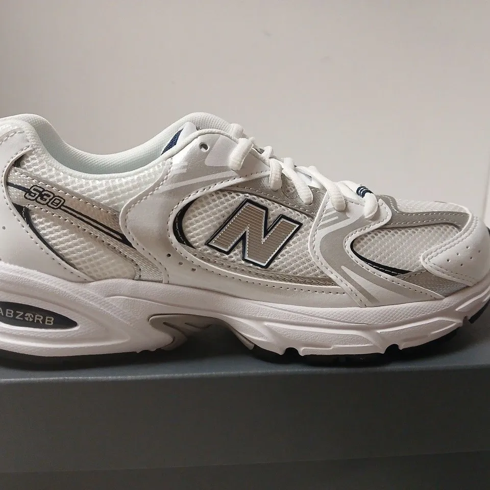 BOXED PAIR OF NEW BALANCE GR530SB1 RUNNING SHOES – WHITE/GRAY, MEN'S UK 5.5 