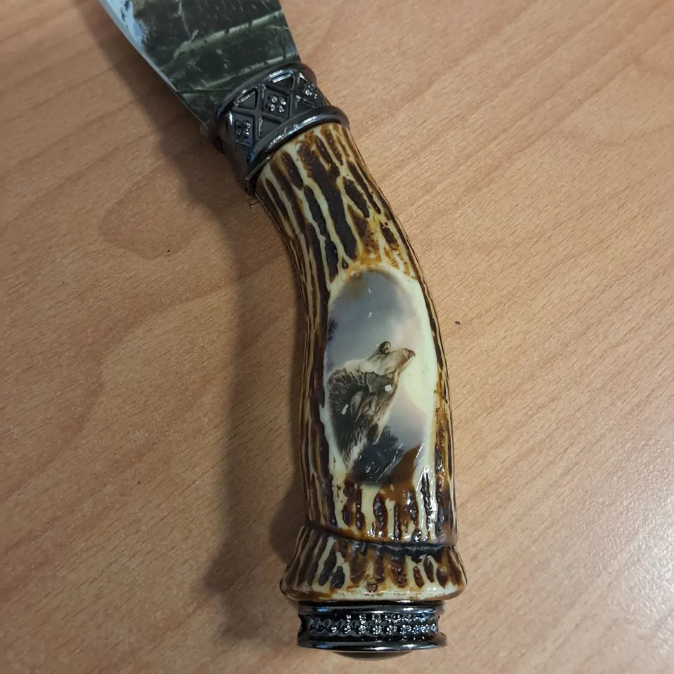 DECORATIVE WOLF THEMED 7" KNIFE