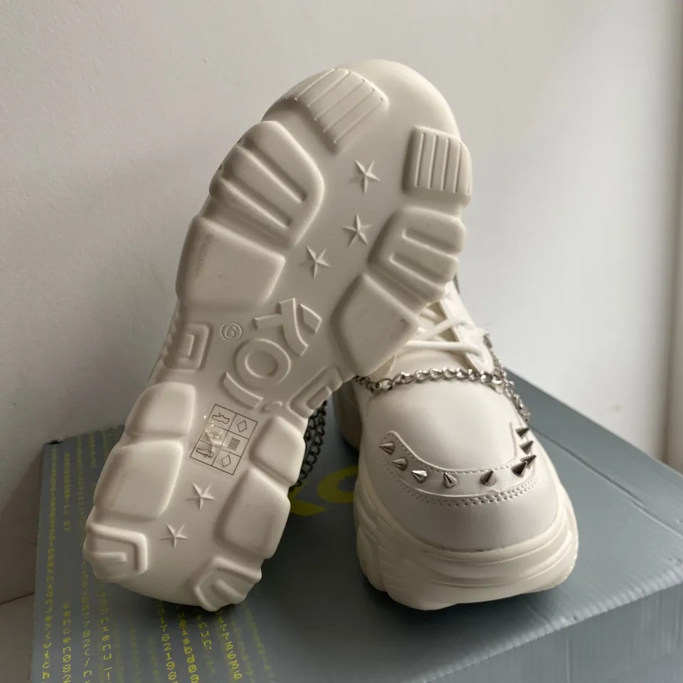 BOXED PAIR OF KOI CREAM BOOTS SIZE 6