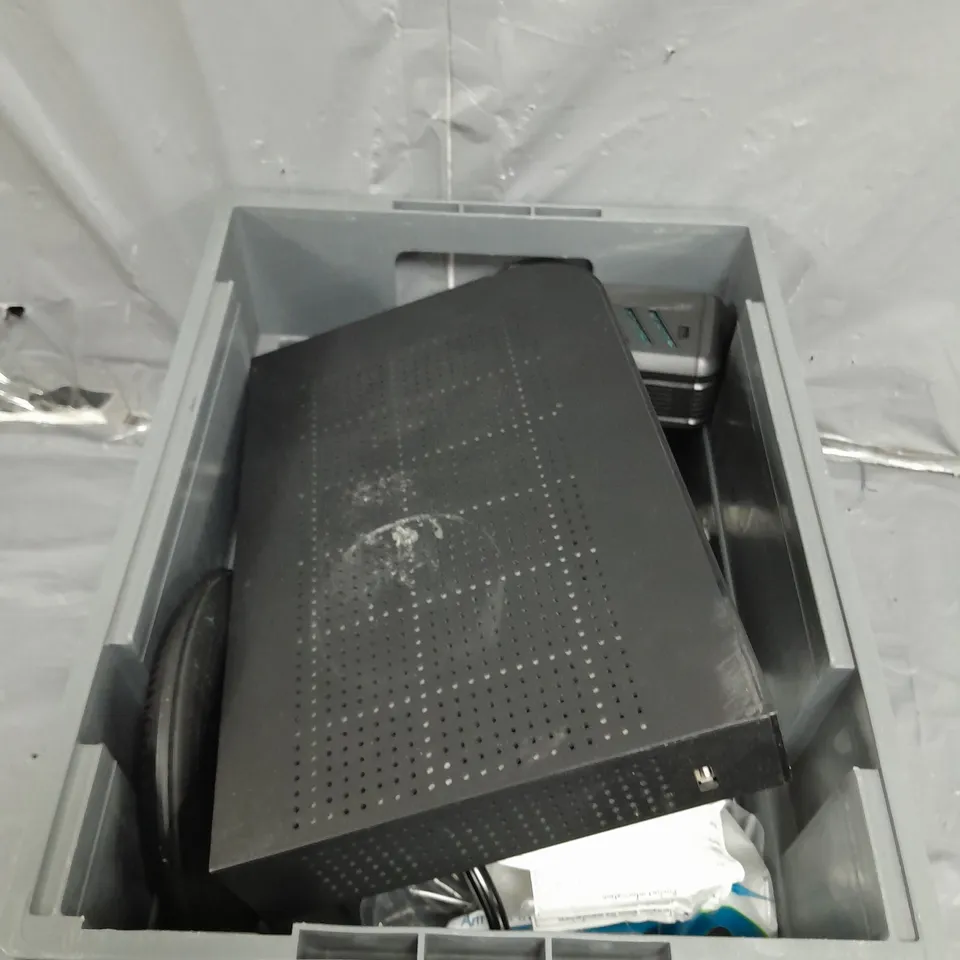 APPROXIMATELY 8 ASSORTED ELECTRICAL PRODUCTS TO INCLUDE HDMI CABLES , TV BOXES , ETC 