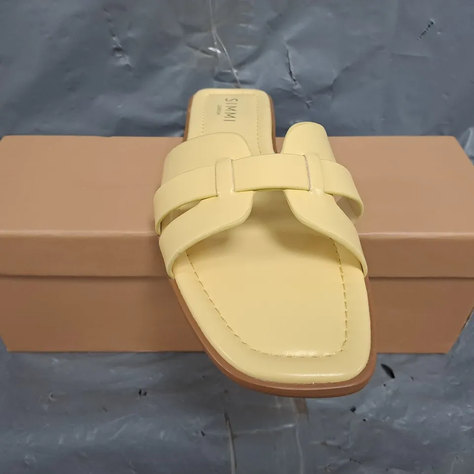BOXED PAIR OF SIMMI LONDON OPEN TOE SANDALS IN BANANA YELLOW SIZE 5
