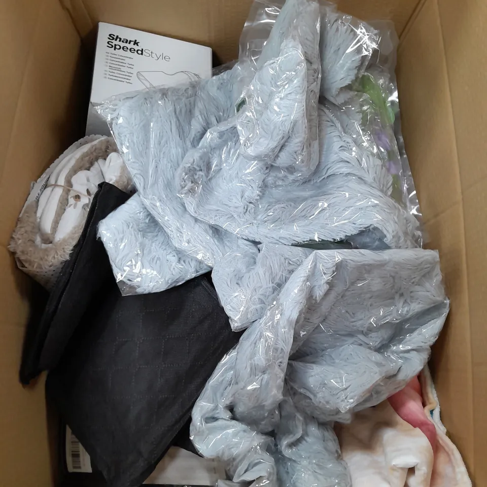 APROXIMATELY 20 ASSORTED HOUSEHOLD ITEMS TO INCLUDE BEDDING , SOLAR WALL LAMP , PLASTIC CONTAINERS , ETC 