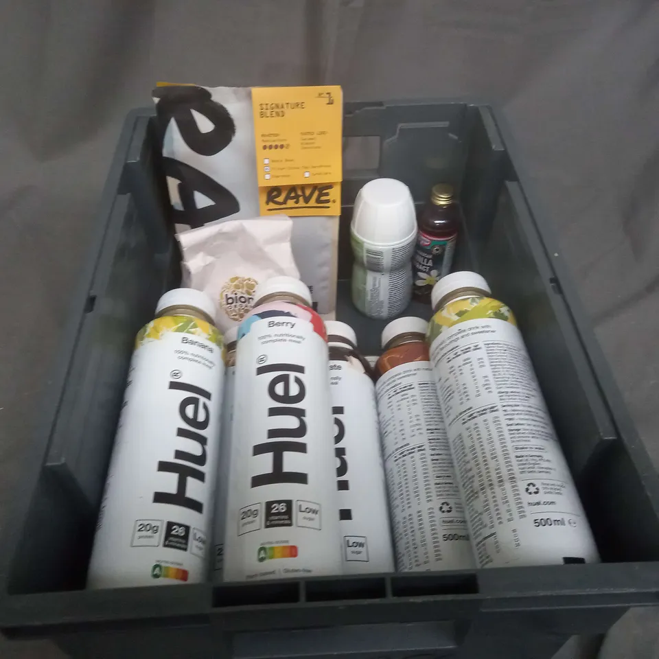 APPROXIMATELY 10 ASSORTED FOOD AND BEVERAGE PRODUCTS TO INCLUDE VANILLA EXTRACT 95 ML, RAVE COFFEE, HUEL PROTEIN SHAKE 500ML, BIONA ORGANIC BLACK RICE 