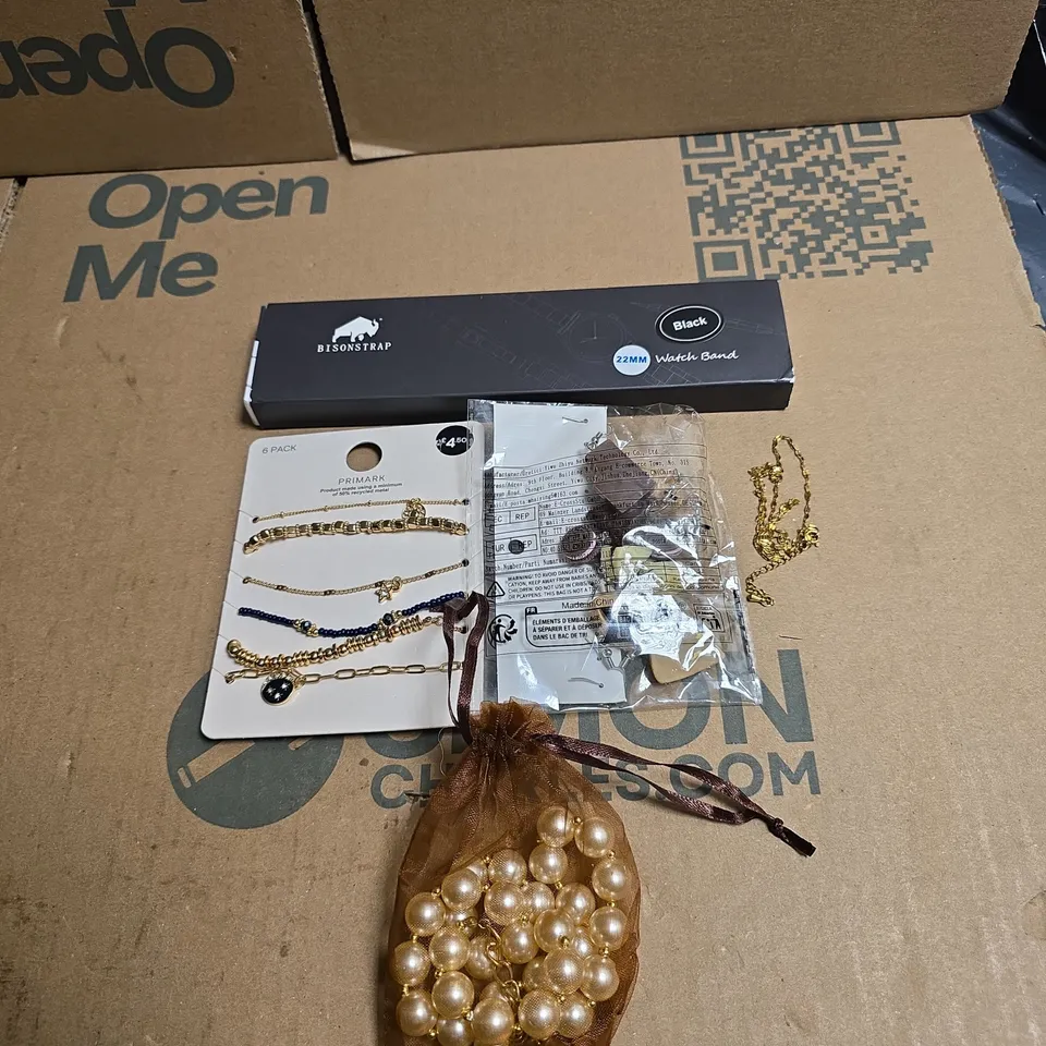 TOTE OF APPROXIMATELY 15 ASSORTED JEWELLERY/WATCH RELATED ITEMS TO INCLUDE BISON STRAP, PRIMARK ETC