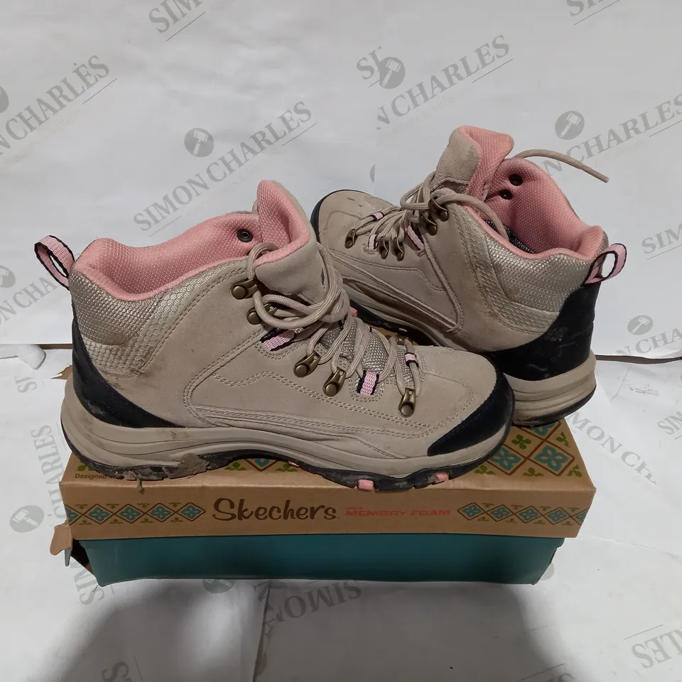 BOXED PAIR OF SKECHERS LEATHER NATURAL WATERPROOF BOOT  - SIZE 6.5