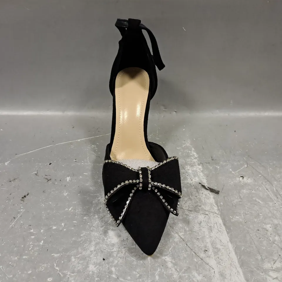 BOXED PAIR OF UNBRANDED POINTED TOE STILETTO HEEL SHOES IN BLACK W. JEWELLED BOW DETAIL EU SIZE 40