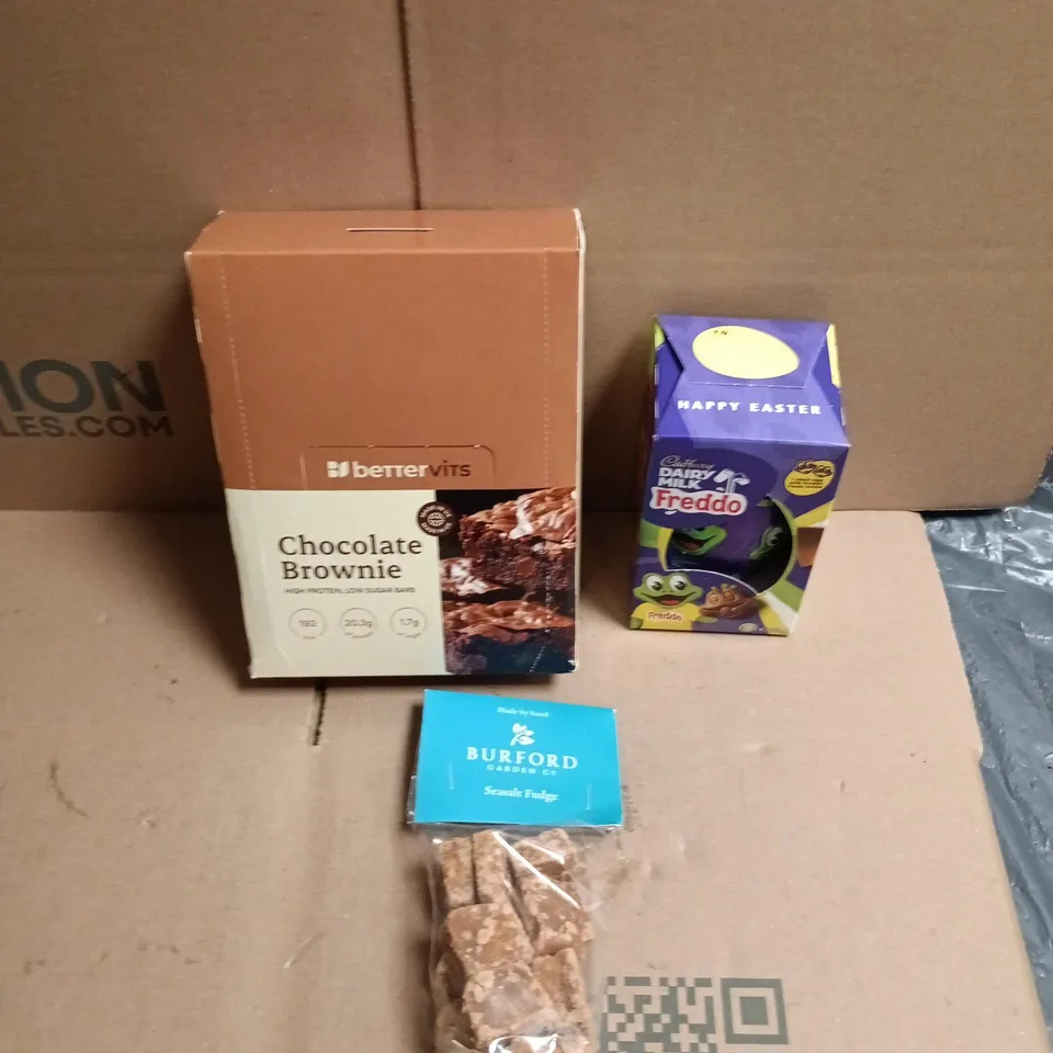 APPROXIMATELY 12 ASSORTED FOOD AND DRINKS ITEMS TO INCLUDE - FREDDO EASTER EGG, BURFORD SEASALT FUDGE, CHOCOLATE BROWNIE PROTEIN BARS ETC 