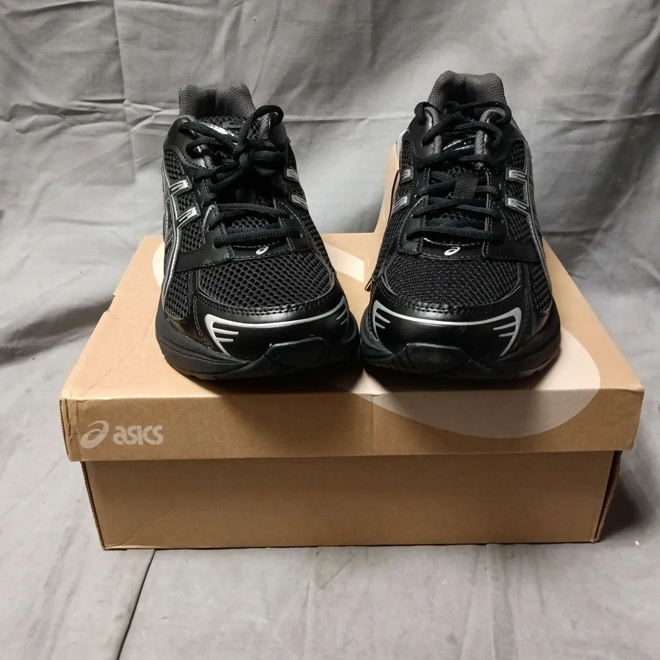BOXED PAIR OF  ASICS GEL-1130 RUNNING SHOES - BLACK & PURE SILVER, UK 9 (US 10)
