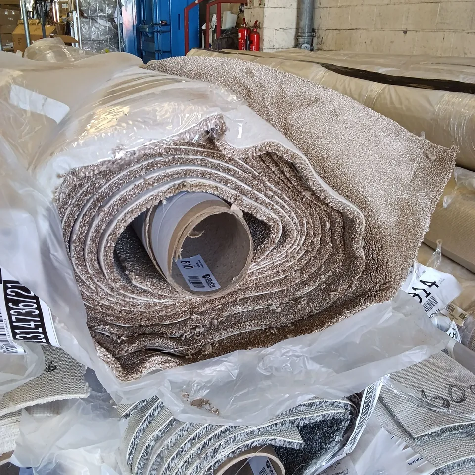 ROLL OF QUALITY SUBLIME HORSE FARM CARPET // APPROX SIZE: 5.0 X 9.0m