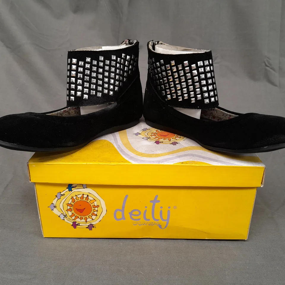 BOXED PAIR OF DEITY JUNIOR SHOES IN BLACK EU SIZE 31