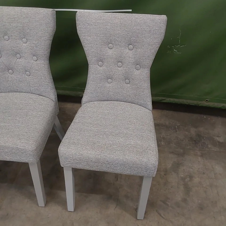 SET OF 4 BEWLEY LIGHT GREY FABRIC BUTTON BACK DINING CHAIRS WITH GREY LEGS