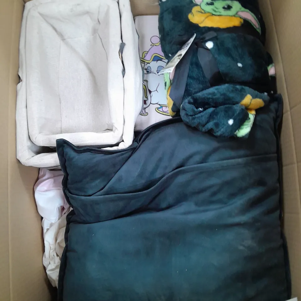 BOX OF APPROX 15 ASSORTED ITEMS TO INCLUDE - STAR WARS THROW, PILLOW, DUVET SETS ETC