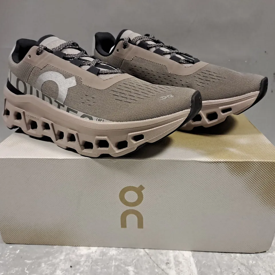 BOXED PAIR OF ON WOMEN'S CLOUDMONSTER SHOES IN CINDER/FOG UK SIZE 5.5