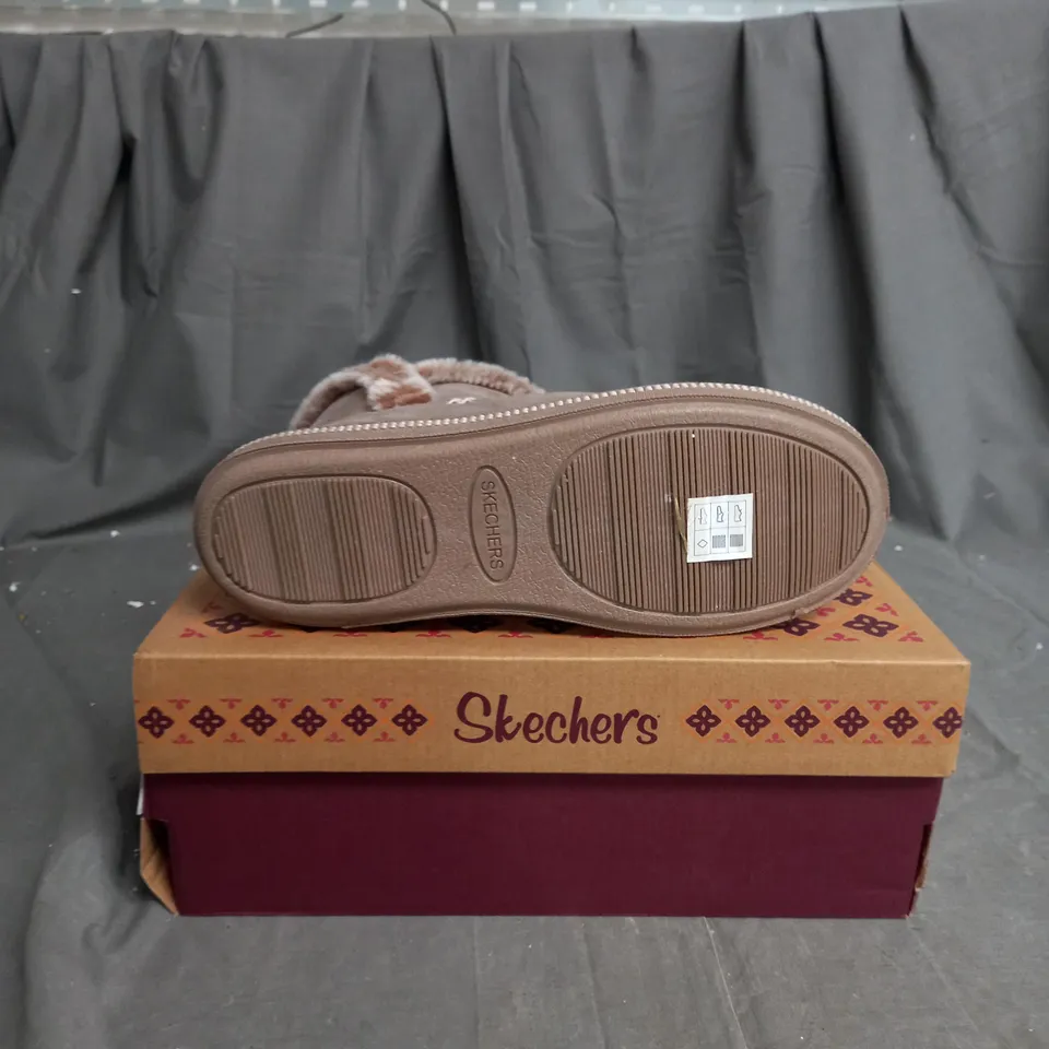 BOXED PAIR OF SKECHERS COZY SLIPPER BOOTS IN TAUPE SIZE 5.5