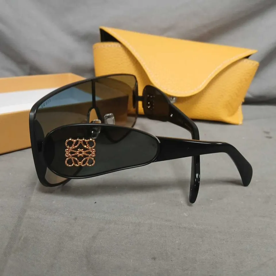 LOEWE SUNGLASSES – BLACK WRAPAROUND WITH GOLD LOGO ON LENS 