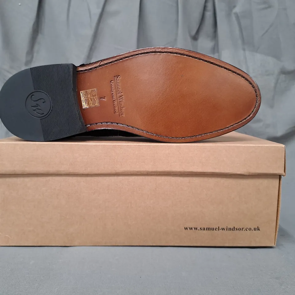 BOXED PAIR OF SAMUEL WINDSOR SHOES IN BLACK UK SIZE 7