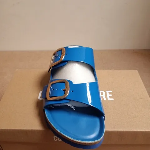 BOXED PAIR OF CUSHIONAIRE LANG COBALT PATENT SANDALS – UK 6.5