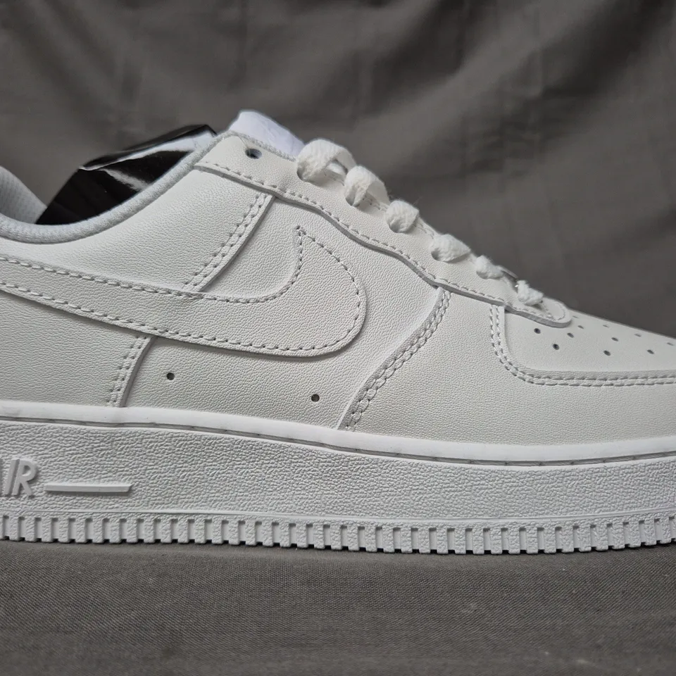 BOXED PAIR OF NIKE WOMEN'S AIR FORCE 1 '07 SHOES IN WHITE UK SIZE 5.5