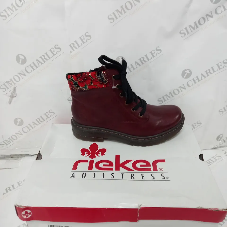 BOXED PAIR OF RIEKER RED INTEREST COLOUR BOOT SIZE 6 