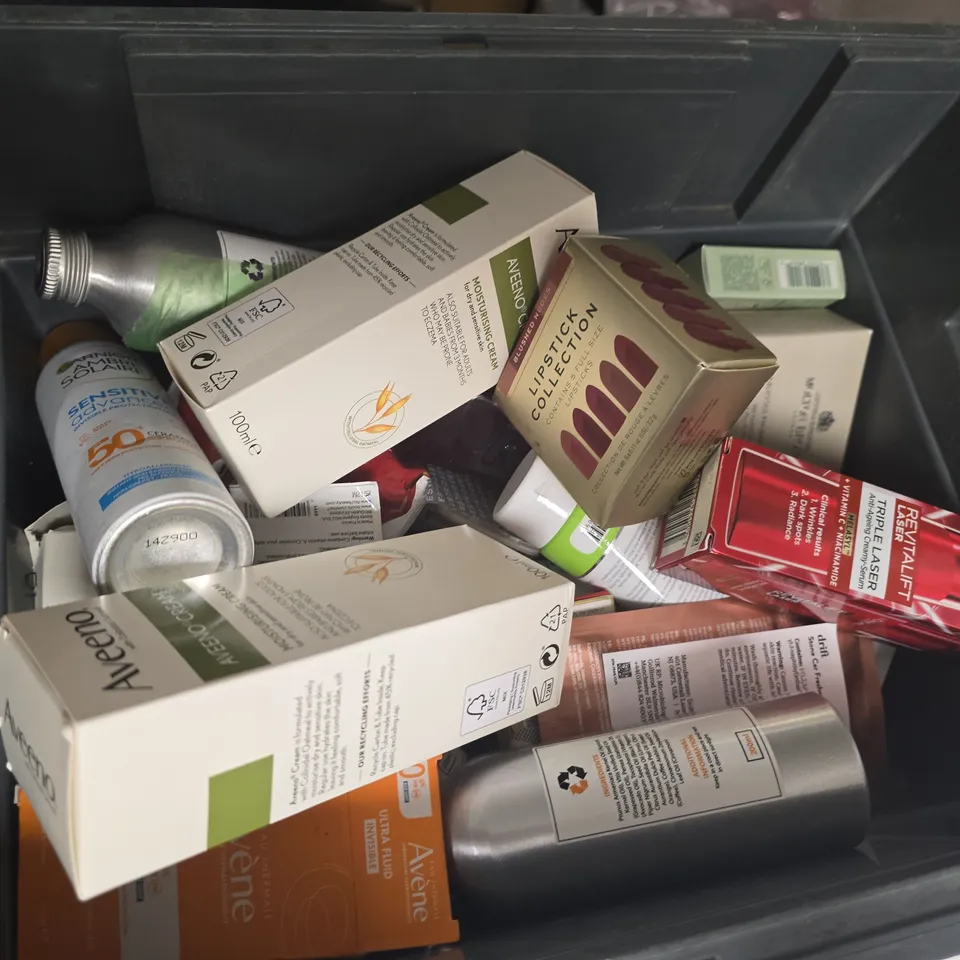 APPROXIMATELY 15 ASSORTED HEALTH & BEAUTY PRODUCTS TO INCLUDE RADOX MUSCLE THERAPY, AVEENO CREAM, AVENE ULTRA FLUID, ETC - COLLECTION ONLY