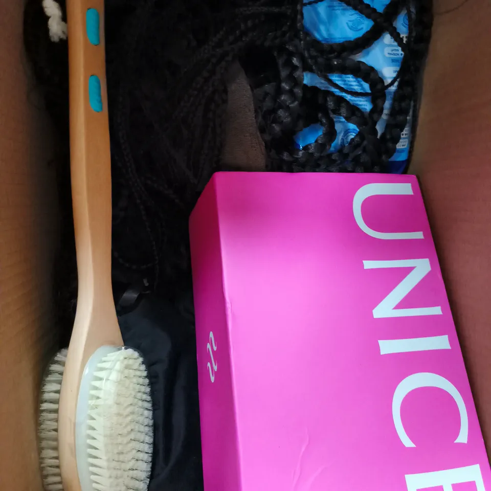 APPROX 12 ASSORTED BEAUTY PRODUCTS TO INCLUDE CLEAN COMB SPRAY, BATH ESSENCE REFILL, JUDE BAMBOO LINERS, ETC
